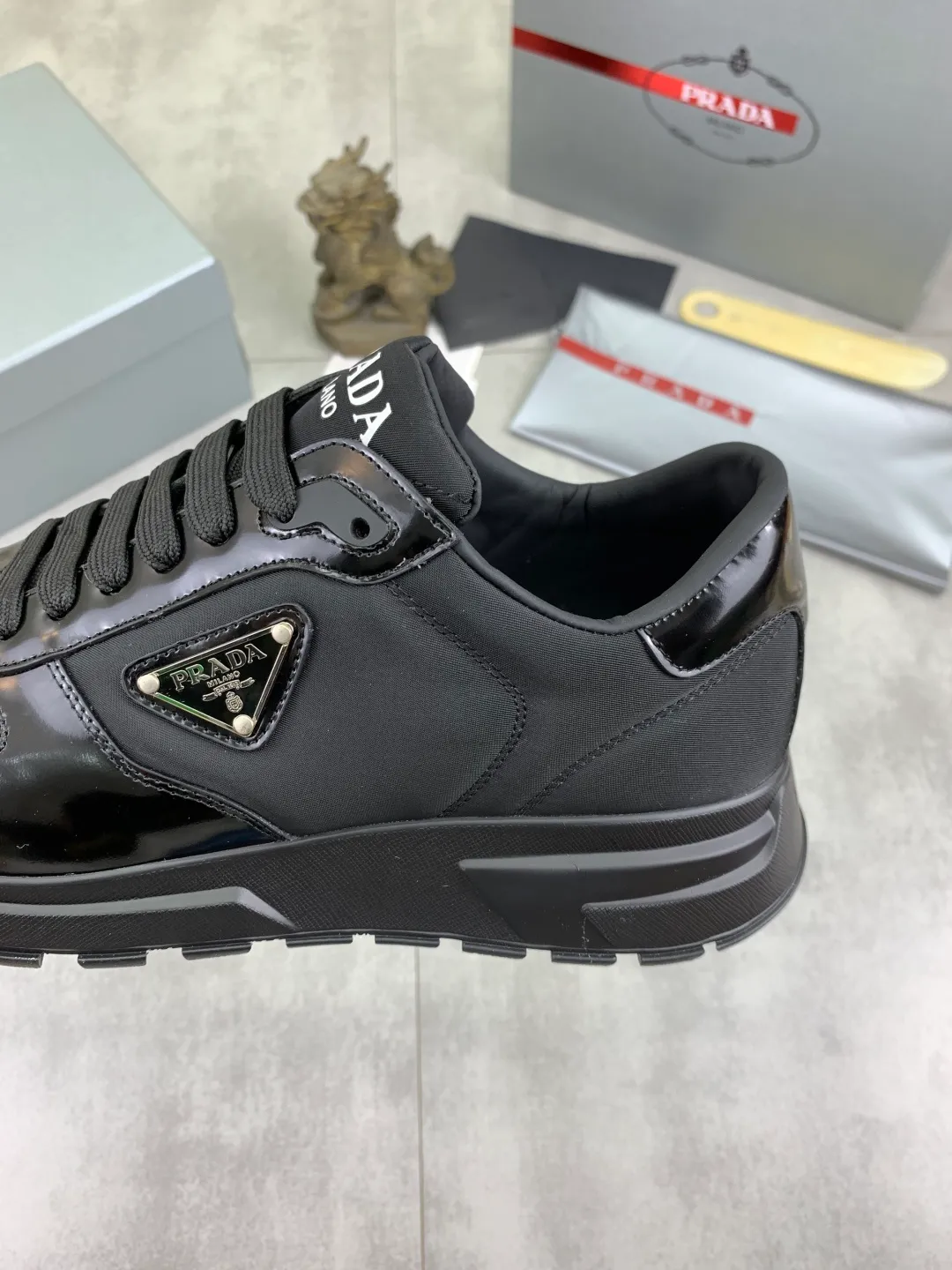 Men's shoes 💰P540 new (higher version) new PRADA (Prada) classic models are on the market at the same time, new men's shoes, 😘fabrics are selected from original imported calfskin. First layer of imported cowhide lining. The original version is awesome! 👍🏿Original open-molded non-slip PU outsole, with exquisite lines, simple and elegant, super comfortable and classy on foot, suitable for leisure travel. Code number: 38-45 (46 customized) 2️⃣ colors available